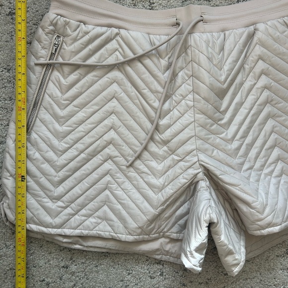 Athleta NWT padded shorts size 14 super cute good/beige - Picture 2 of 13